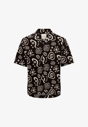 Must lühikeste varrukatega triiksärk, millel on valged abstraktsed keerutuste, ringide ja laineliste joonte mustrid üle kogu särgi.