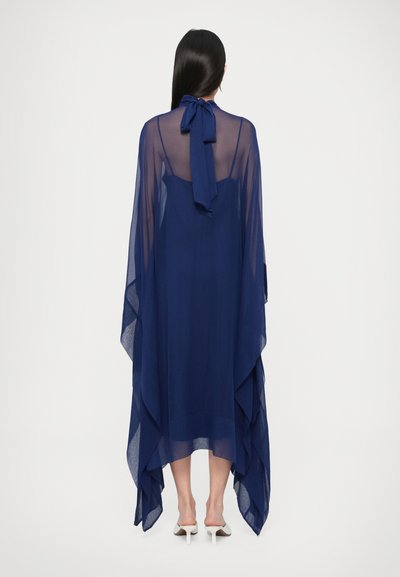 Kaftan transparent bleu marin cu gât înalt și detaliu cu fundă, cu mâneci largi și tiv drapat, confecționat din material ușor.