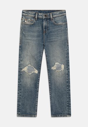 Jeans in denim azzurro chiaro con design a gamba dritta, ginocchia strappate e orli sfilacciati. Stile a cinque tasche con chiusura a bottone in metallo.