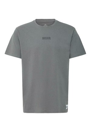 Γκρι κοντομάνικο T-shirt με στρογγυλή λαιμόκοψη, με μικρό μαύρο λογότυπο «North Bend» στο στήθος και λευκή ετικέτα μάρκας κοντά στο κάτω μήκος.