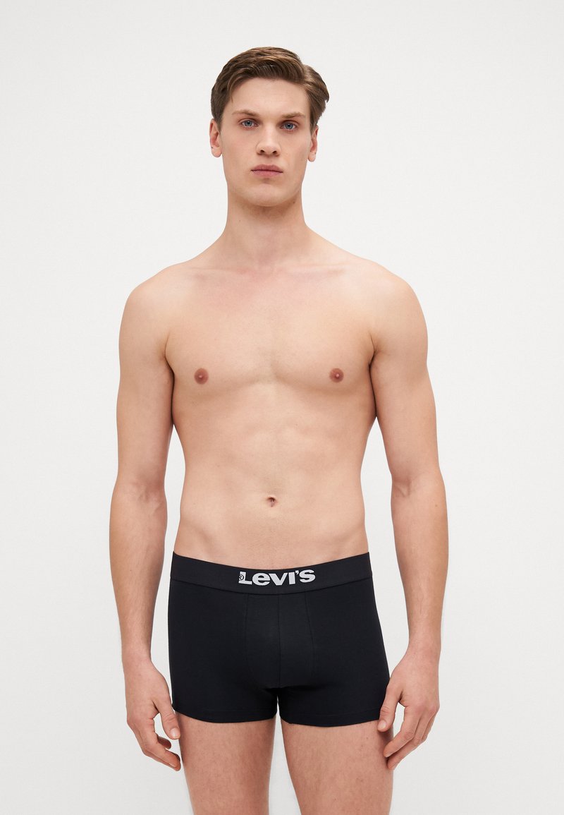 Fekete pamut boxer sort széles derékkal, amelyen a Levi's logo szerepel. A dizájn illeszkedő formát és sima textúrát kínál.