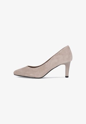 Beżowy zamszowy szpilka z ostrym noskiem i umiarkowanym obcasem. Gładka tekstura i smukły design; wyróżnia się czarnym podbiciem na podeszwie.