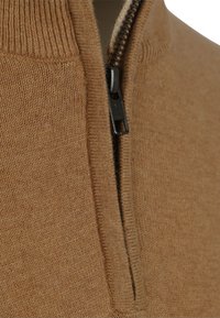 Bruine gebreide sweater met rits, met een textuurpatroon, voorzien van een hoge kraag en een gladde ritsdetail.
