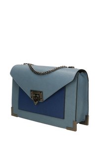 Borsa a tracolla in pelle blu con chiusura a pattina, caratterizzata da un accento blu scuro e hardware metallico. La tracolla a catena aggiunge texture e dettagli.