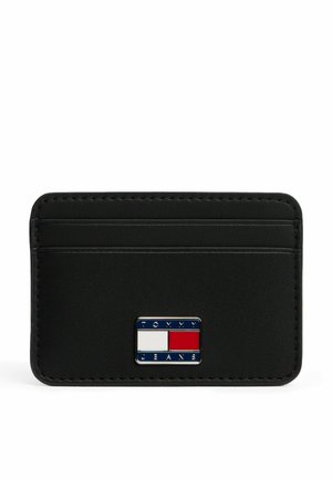 Portatarjetas de imitación de cuero negro con múltiples ranuras para tarjetas, que presenta una placa de metal rectangular con un logotipo en azul, rojo y blanco en el frente.
