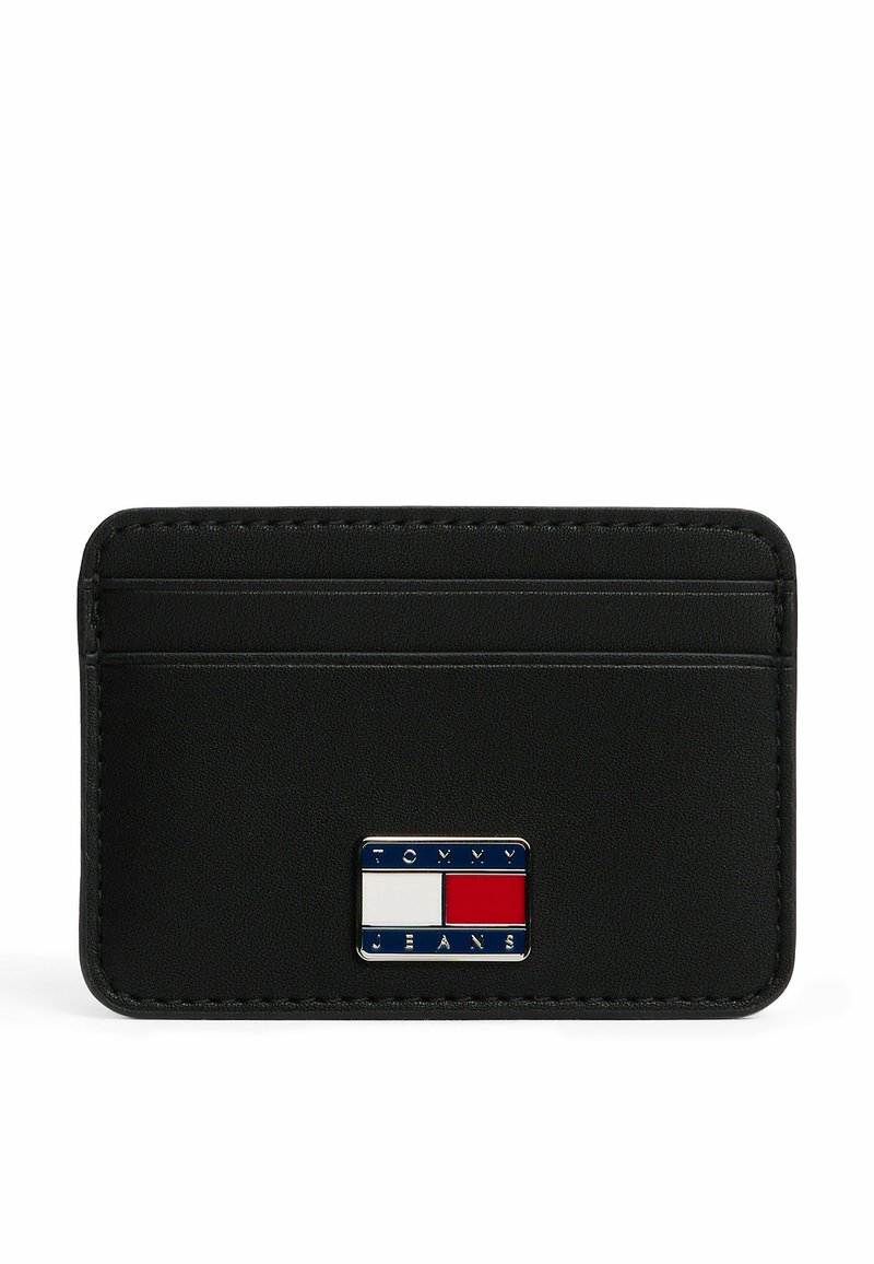 Portafoglio in finta pelle nera con più scomparti per carte, caratterizzato da una placca metallica rettangolare con logo nei colori blu, rosso e bianco sulla parte anteriore.