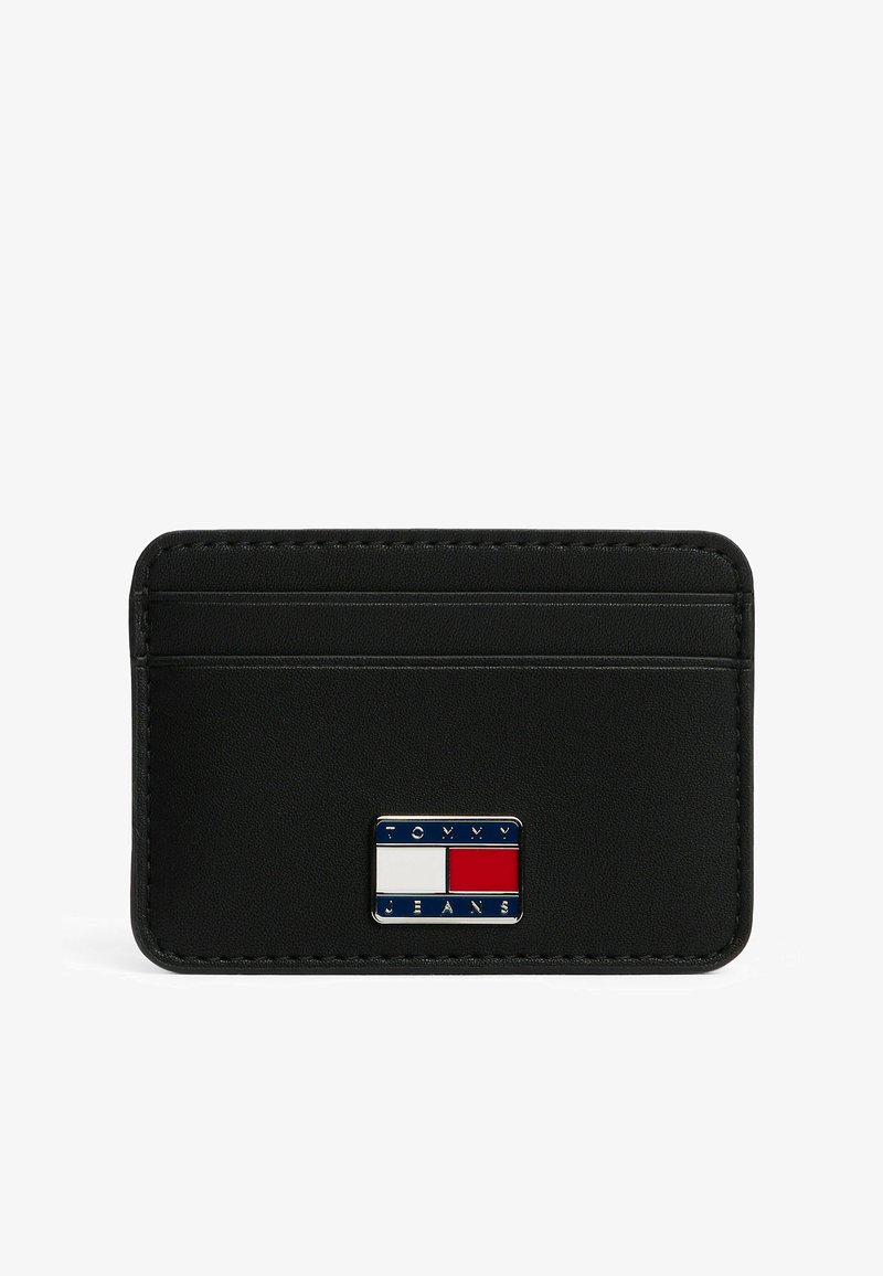 Czarny portfel na karty z sztucznej skóry, z wieloma miejscami na karty, z prostokątną metalową plakietką logo w niebieskim, czerwonym i białym kolorze z przodu.