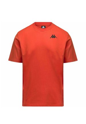 Maglietta rossa a maniche corte con collo tondo con logo nero raffigurante due figure sedute schiena contro schiena sulla parte superiore sinistra del petto.