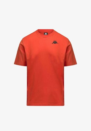 Maglietta rossa a maniche corte con collo tondo con logo nero raffigurante due figure sedute schiena contro schiena sulla parte superiore sinistra del petto.