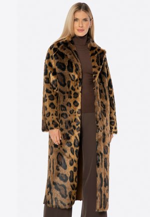 Leopardenprint nepbontjas met een lange, rechte stijl, brede kraag en oversized mouwen, aangevuld met een bruine coltrui en broek.