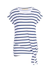 Kurze Ärmel, weißes T-Shirt mit navyblauen und hellblauen Streifen, ausgestellt mit einem geknoteten Detail am Saum und entspannter Passform. Aus weichem Baumwollmaterial.