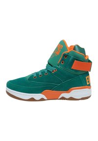 Høje sneakers i grøn ruskind med orange detaljer. Funktionen inkluderer en polstret krave, snørelukning og tekstureret gummisål.
