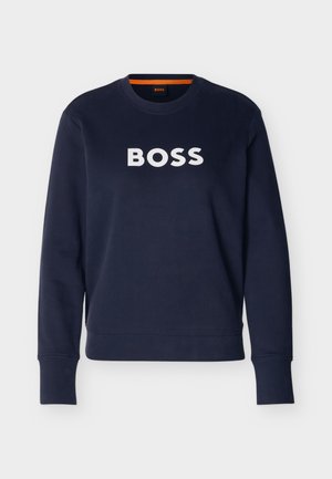 Sweat-shirt bleu marine à manches longues et col rond, avec le texte blanc audacieux "BOSS" centré sur la poitrine.