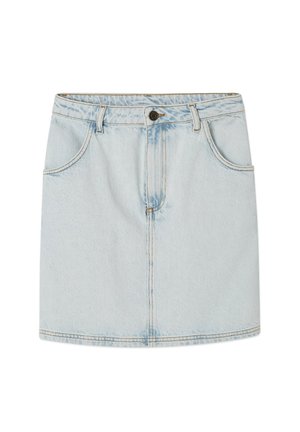 Heleheles sinine denimsärk viie taskuga, ees nupuga sulgemine ja sirge lõikega. Kulumise detailid lisavad tekstuuri ja visuaalset huvi.