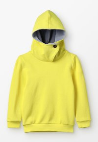 Žlutá mikina s texturovaným pleteným designem, vysokým límcem, šedým podšívkou a knoflíkovým detailem na krku. Má žebrované manžety a lem.