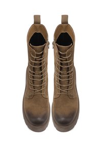 Stivaletti in suede marrone con punta tonda, chiusura con lacci e zip laterale. Presentano un cappuccio della punta di colore più scuro e una suola in gomma robusta.