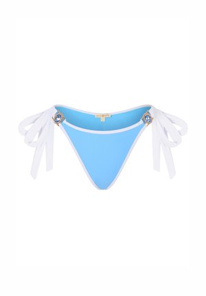 Bikini bottom azzurro chiaro con lacci bianchi ai lati. Presenta un hardware decorativo con un accento di gemma blu su ciascun lato. Texture liscia.