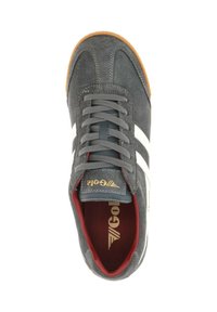 Graue Wildledersneaker mit weißen Streifen, grauen Schnürsenkeln und einer Gummisohle. Mit einem goldenen Logo auf der Zunge und einem roten Innenfutter.