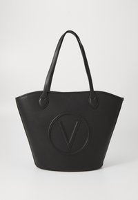 Schwarze Leder-Tote mit strukturiertem Design, ausgestattet mit einem auffälligen geprägten 'V'-Logo auf der Vorderseite und zwei Griffen. Strukturierte Oberfläche.