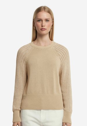 Beżowy sweter dziany z teksturowanym wzorem na rękawach, prążkowanymi mankietami i dołem, okrągłym dekoltem oraz lekkim materiałem.