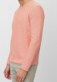 Langärmliger Strickpullover in hellem Korall mit einem strukturierten Muster und kontrastierendem Halsausschnitt. Figurbetonte Form mit gerippten Kanten.