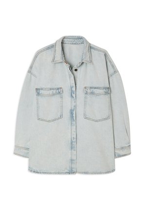Svetlo modra denim jakna z gumbi spredaj, z остro kajčko in dvema sprednjima žepoma. Ima sproščen kroj in zbledelo teksturo.