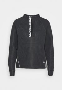 Pullover sportivo nero con zip a un quarto, tessuto testurizzato, dettagli del logo bianco sulla parte anteriore e accenti laterali bianchi a contrasto.