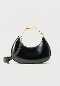 Μαύρη δερμάτινη τσάντα χειρός σε σχήμα ημισελήνου με λαμπερό χρυσό μεταλλικό λαβή με στριφογυριστό σχέδιο και αποσπώμενο ιμάντα ώμου σε λευκό φόντο.