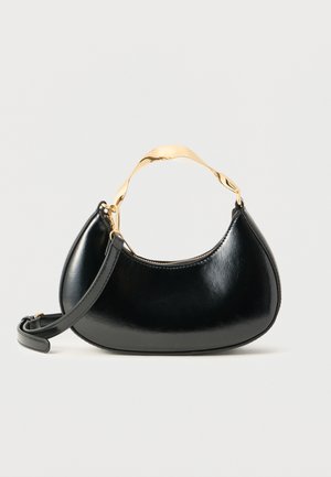 Fekete, félhold alakú bőrtáska csillogó aranyszínű, csavart fém fogantyúval és levehető vállpánttal, fehér háttéren.