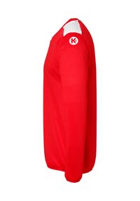 Rode longsleeve shirt van gladde stof met een witte accent op de schouder en een circulair logo op de bovenarm.