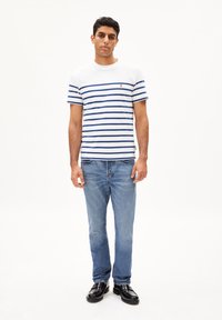 ARMEDANGELS AADROS STRIPES - T-Shirt print - white faded indigo