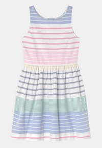 Randig ärmlös klänning med horisontella linjer i pastellfärger: rosa, blå, vit och grön med en rynkad midja. Tillverkad av bomull.