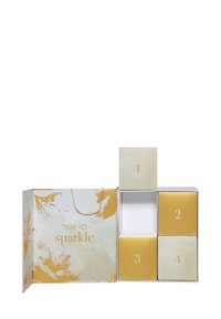 Cadeaudoosset met een bloemenontwerp in wit en goud, uitgerust met vier genummerde compartimenten. Materiaal is stevige karton.