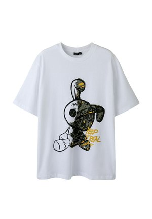 T-shirt blanc avec un graphisme abstrait de lapin noir et or tenant une tasse, avec le texte "KEEP IT REAL" sur le devant.