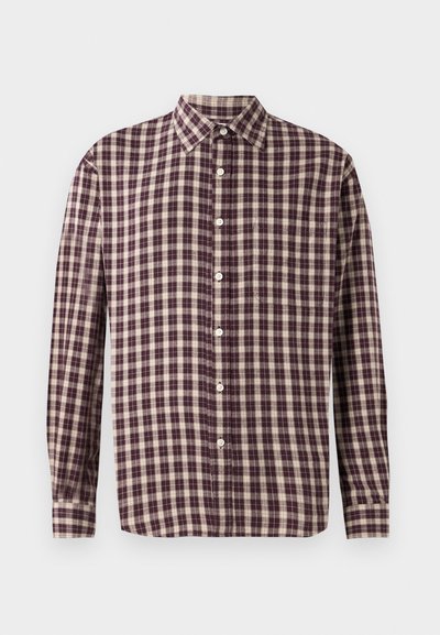 Camicia a maniche lunghe con bottoni, caratterizzata da un motivo a quadri marrone e beige, con taschino sul lato sinistro, esposta su uno sfondo bianco.