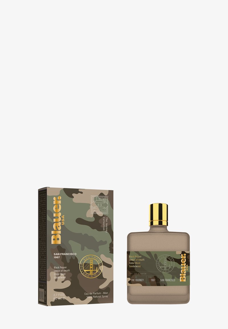 Blauer USA eau de parfum med en kvadratisk, matt beige flaske med gullaksenter. Kamuflasjemønstret emballasje har tekst og et postkortdesign.