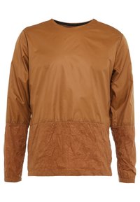 Chemise marron à manches longues avec une partie supérieure lisse et une partie inférieure et des manches texturées, dotée d'un col rond.