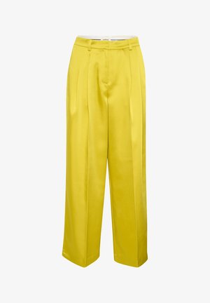 Geltonos plačios kelnės iš lygaus satino, turinčios priekines raukšles ir juosmenį su dirželių kilpomis.