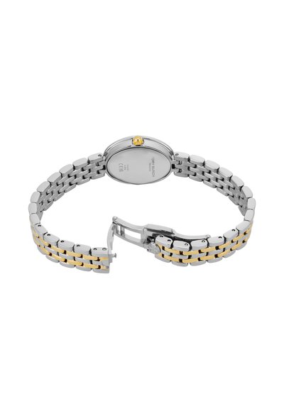 Bracelet de montre en métal argenté et doré avec boucle ouverte, montrant le dos du boîtier rond de la montre et la couronne.