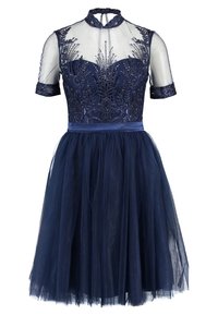 Abito cocktail blu navy con maniche corte in chiffon trasparente, corpino decorato con paillettes e ricami, e gonna a strati in tulle.
