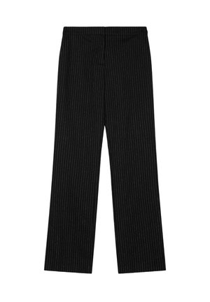 Zwarte broek met rechte pijpen en dunne witte verticale krijtstrepen, platte voorkant, zonder zichtbare zakken of knopen.