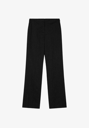 Zwarte broek met rechte pijpen en dunne witte verticale krijtstrepen, platte voorkant, zonder zichtbare zakken of knopen.