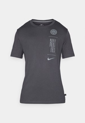 Graues kurzärmliges T-Shirt aus Baumwollmischung mit Rundhalsausschnitt, Logo-Print und vertikalen Textakzenten auf der Vorderseite.