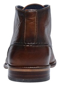 Braune Lederstiefeletten mit glatter Textur, abgerundeter Spitze und einem gestapelten Absatz. Besitzt dezente Nähte und ein kontrastierendes marineblaues Futter.