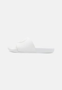Sandale albe tip slide, cu un superior sintetic neted, bandă lată, talpă texturată și un design minimalistic.