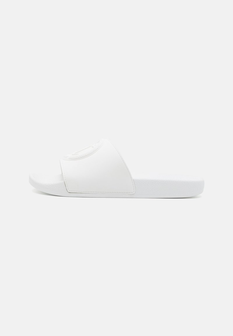 Sandale albe tip slide, cu un superior sintetic neted, bandă lată, talpă texturată și un design minimalistic.
