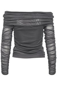 Grå av- skulder topp med rynkede lange ermer og en tettsittende kropp, laget av glatt stoff med gjennomsiktige detaljer langs ermene.