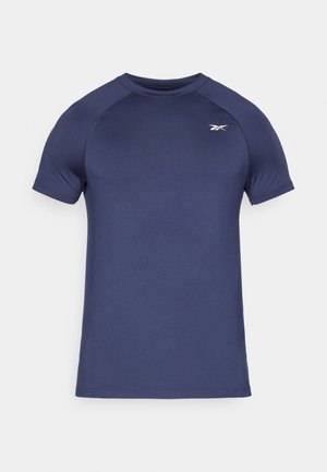 Tumedast sinine lühikeste varrukatega spordit-särk, mis on valmistatud siledast ja venivast kangast, ümmarguse kaeluses ja kontrastse valge logoga rinnal.