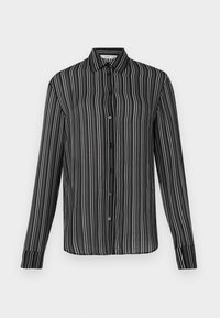 Zwarte button-up overhemd met lange mouwen en witte verticale strepen, weergegeven tegen een eenvoudige lichte achtergrond.