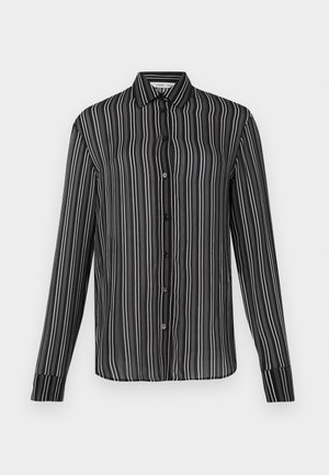 Crna košulja na dugih rukava s dugmadi, s bijelim vertikalnim prugama i klasičnom kragnom, prikazana na jednostavnoj svijetloj pozadini.